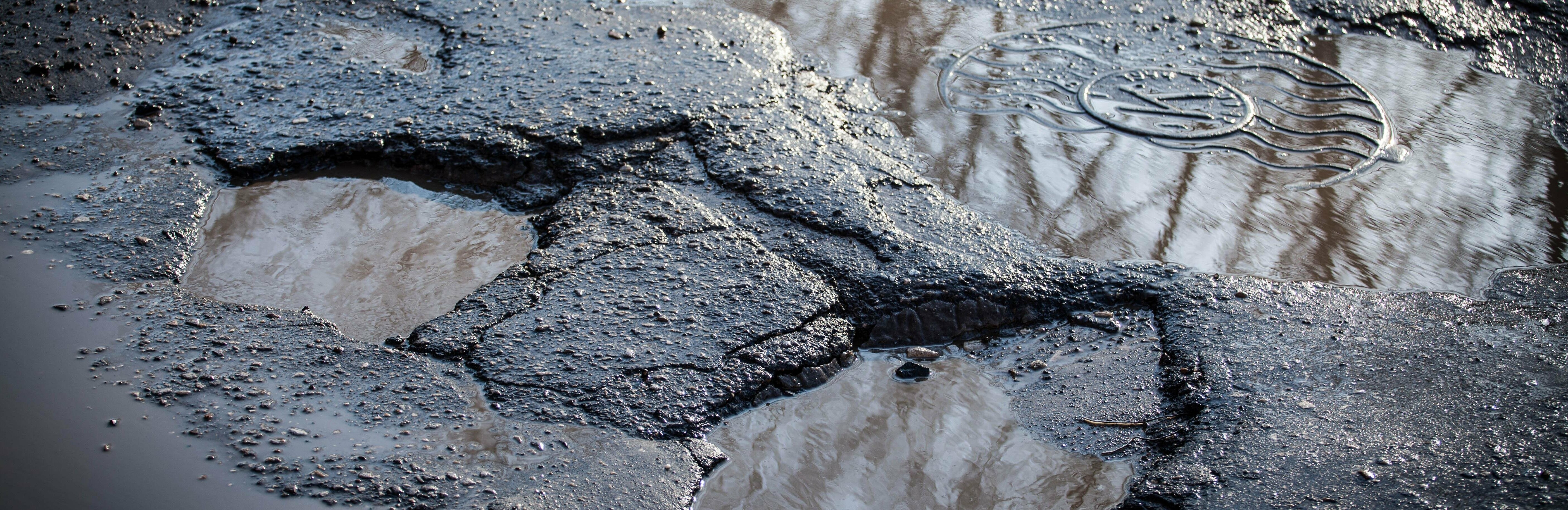 Ямы на дорогах Петропавловска засыпают щебнем ⠀