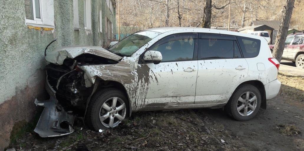 На Камчатке пьяная автоледи без прав влетела в жилой дом