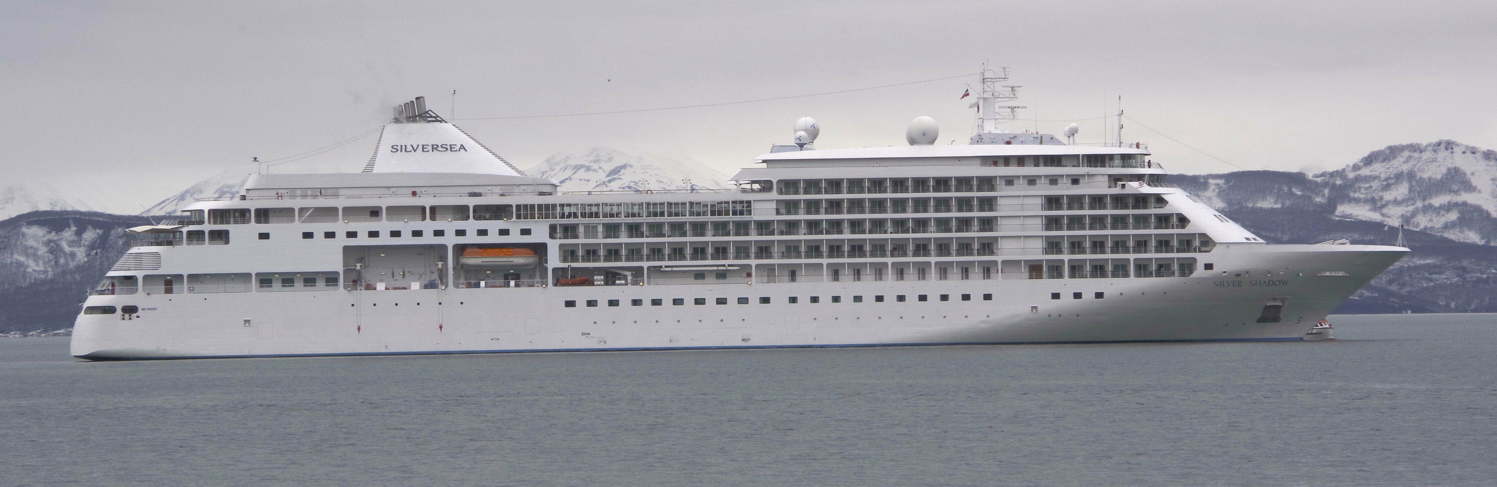 Третий  в этом сезоне круизник подошел к берегам Камчатки Третий  в этом сезоне круизник подошел к берегам Камчатки