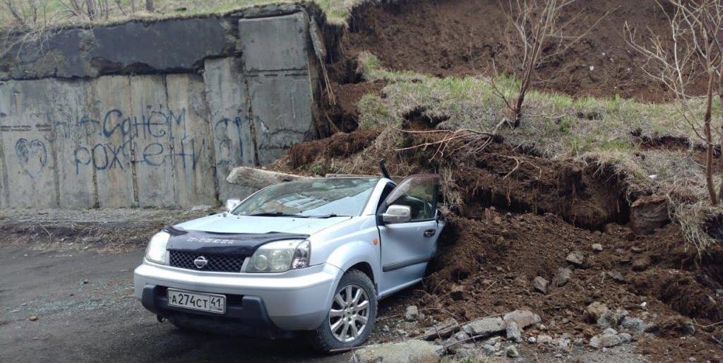 Внезапно – в Петропавловске джип расплющило подпорной стенкой