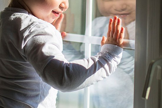 На Камчатке 1,5 годовалый малыш запер маму на балконе – потребовалась помощь МЧС