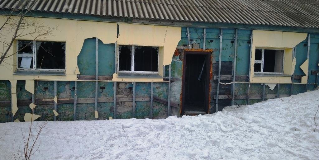 Дети и бомжи облюбовали заброшенный магазин в Усть-Большерецке 