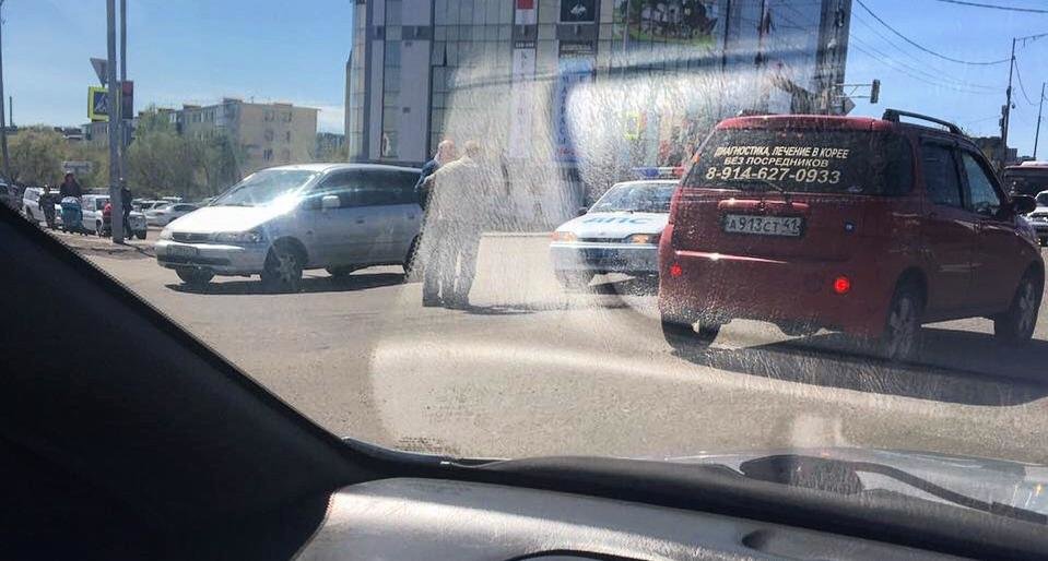 В Петропавловске на оживленном перекрестке провалился асфальт