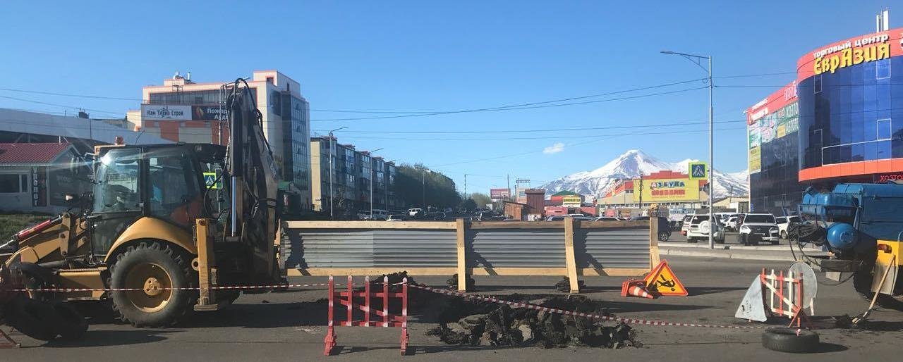 Почему провалился асфальт на 8 км? Почему провалился асфальт на 8 км?