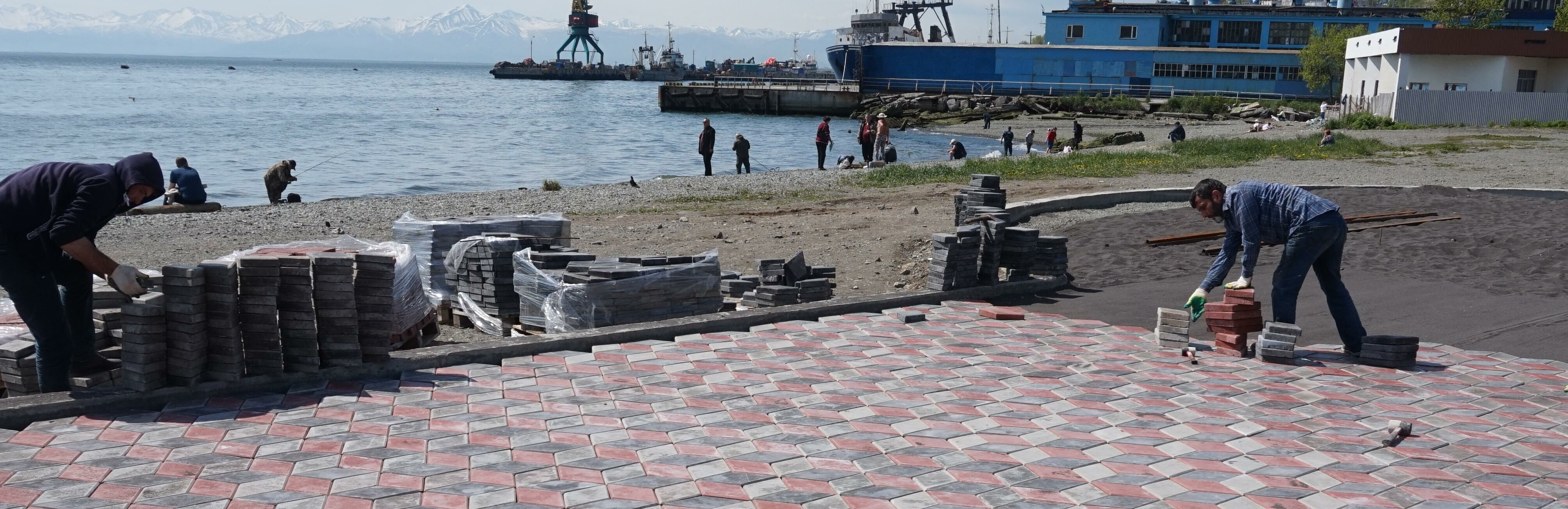 На набережной Петропавловска укладывают тротуарную плитку