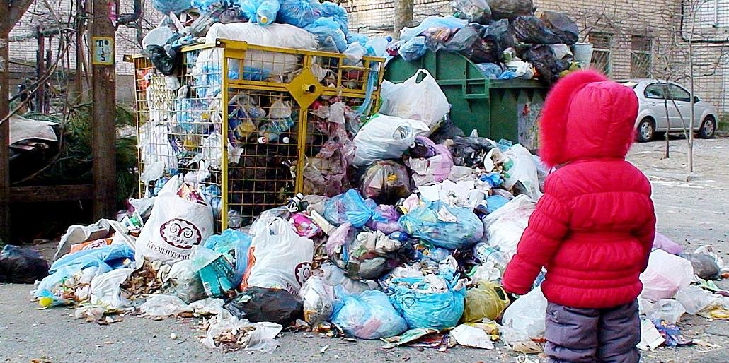  Елизовских коммунальщиков наказали за мусор