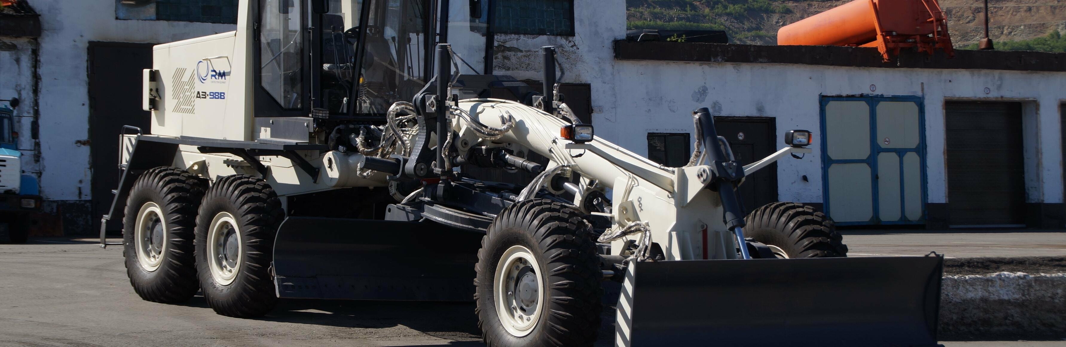 Первый из пяти новых грейдеров приняли в Петропавловске