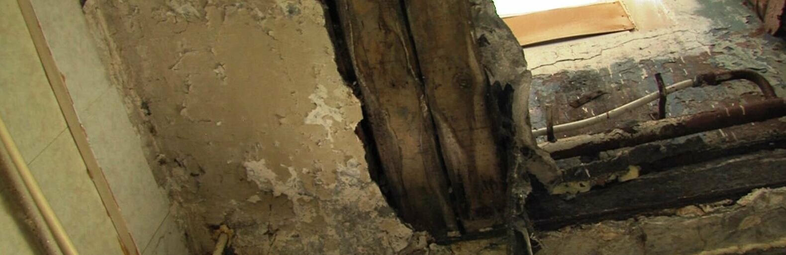 Житель Петропавловска провалился к соседям через дыру в полу