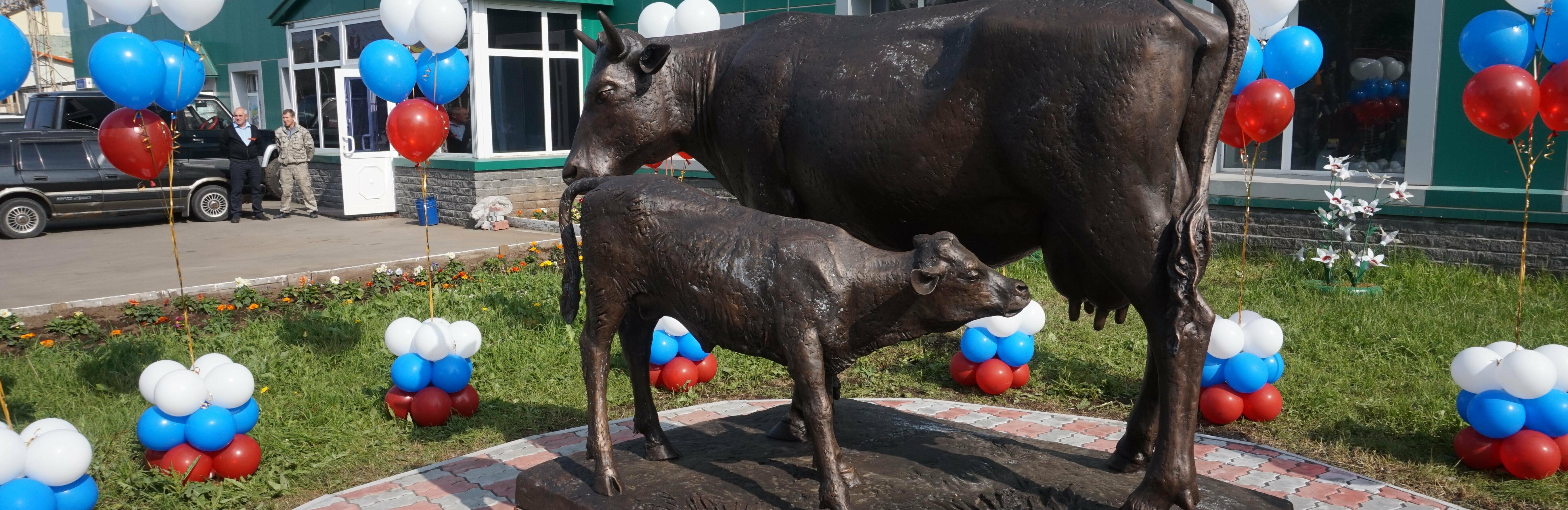 Бронзовая буренка «поселилась» у молокозавода в Петропавловске