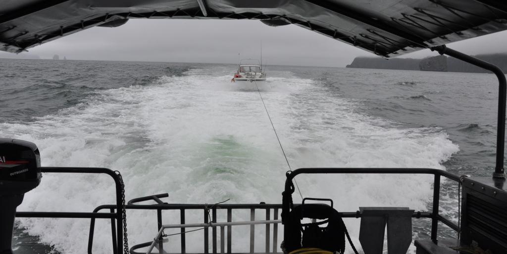 Катер попал в беду у берегов Камчатки