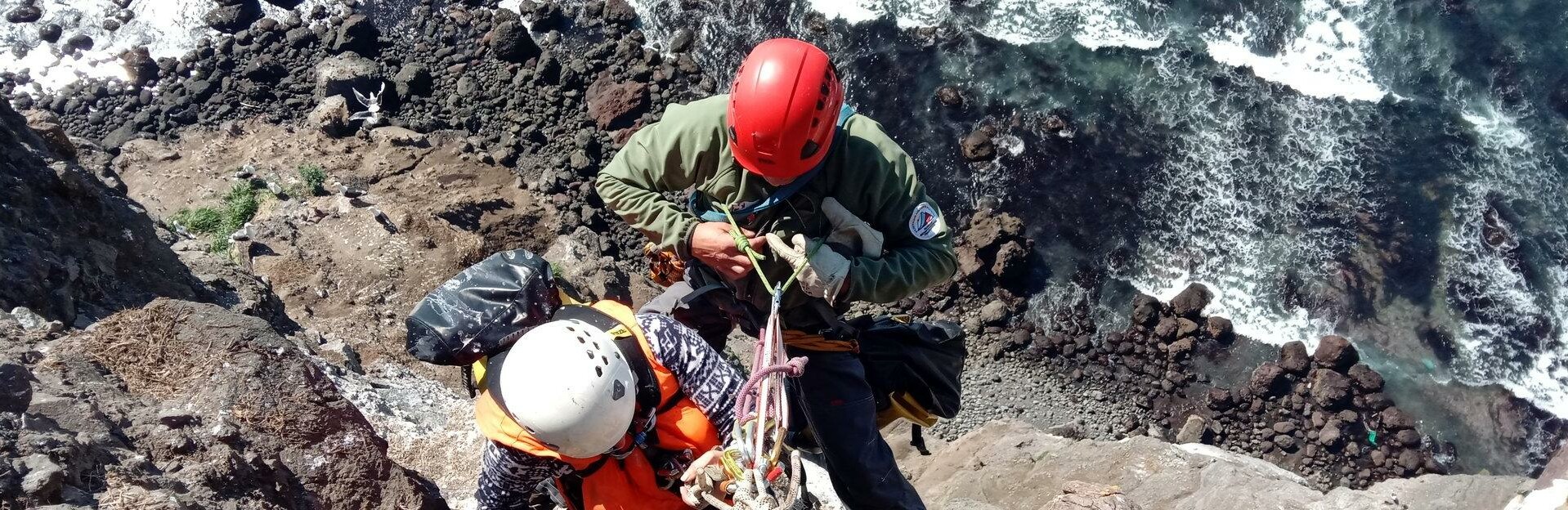 Катер потерпел крушение у берегов Камчатки – женщину спасли, мужчину ищут