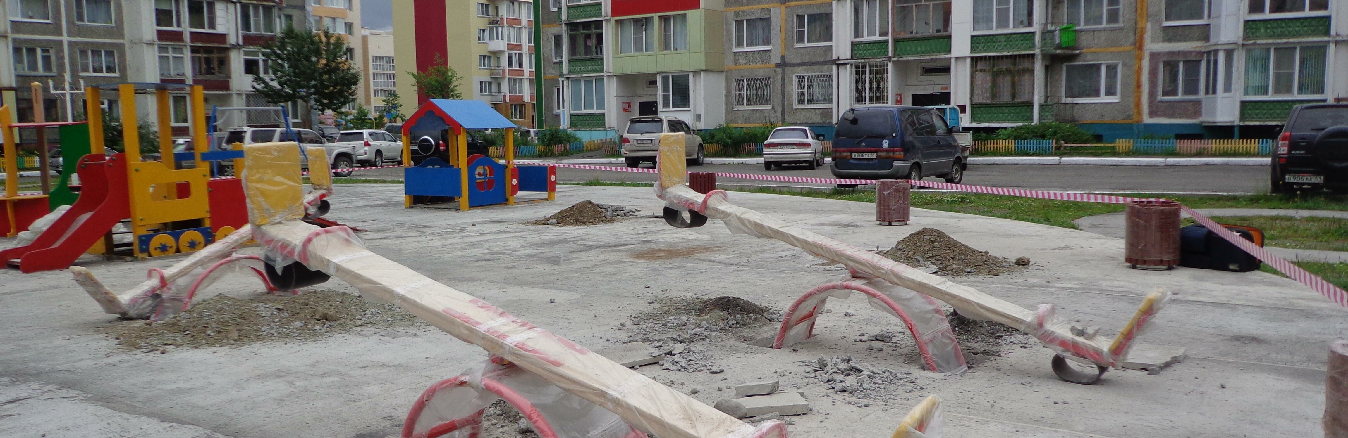 Резиновое покрытие появится на детской площадке по улице Ларина, 40