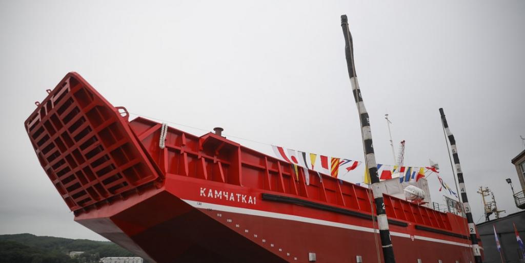 Грузопассажирскую баржу построили для Камчатки