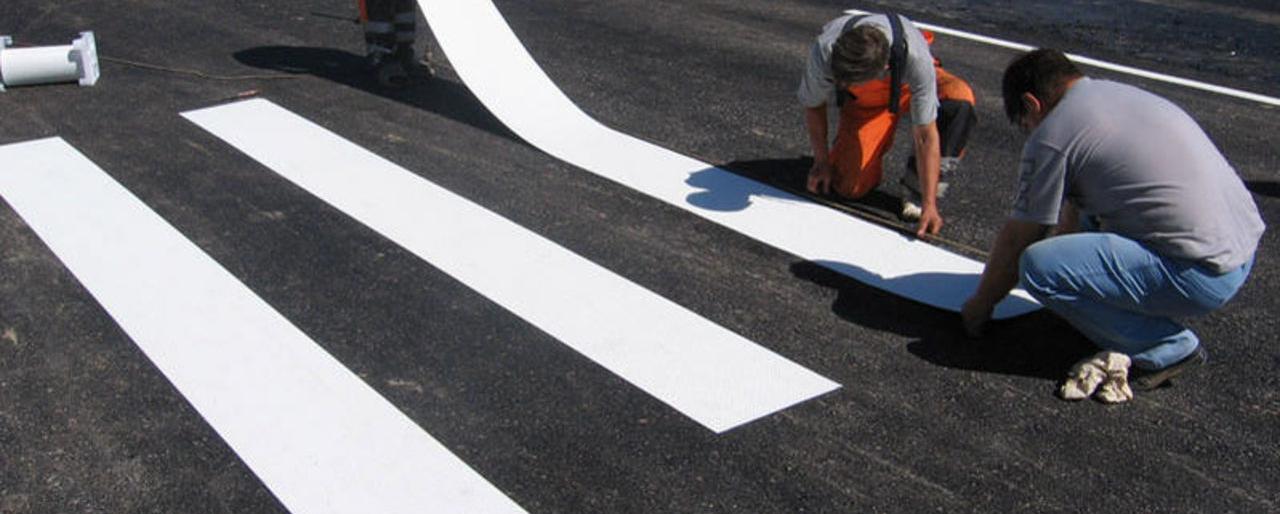 Дорожную разметку в Петропавловске обновляют холодным пластиком