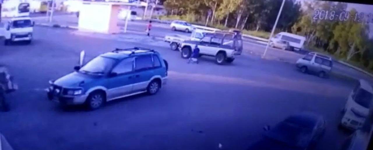 Двухлетний ребенок попал под колеса джипа