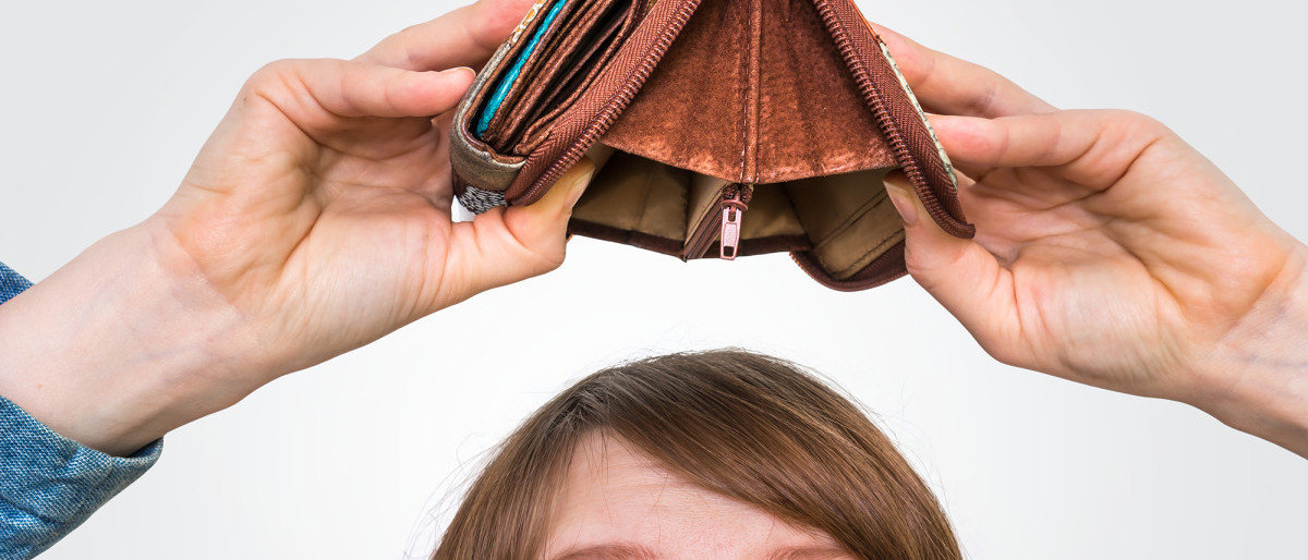 Тысячи камчатцев получают ползарплаты из-за долгов за свет и тепло