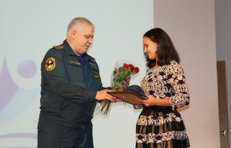 Спасатели МЧС наградили юную героиню 