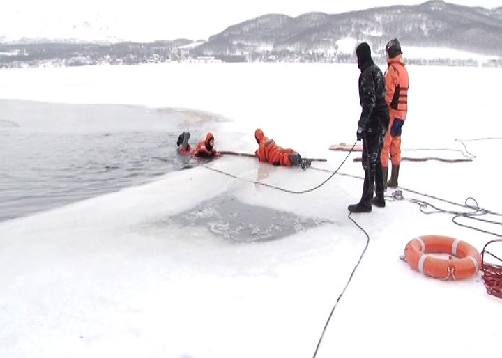 Камчатских школьников научили спасать провалившихся под лед