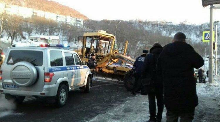 Автогрейдер врезался в автобусную остановку в Петропавловске