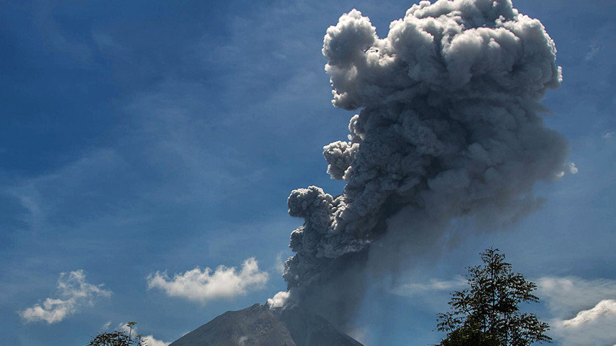 Десятикилометровый столб пепла поднялся над камчатским вулканом Шивелуч 