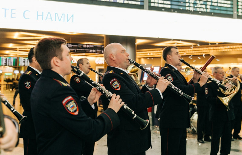 Новогодний флешмоб провели полицейские в аэропорту