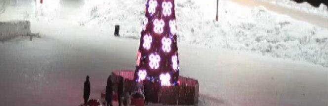 На Камчатке вандалы надругались на Дедом Морозом и Снегурочкой