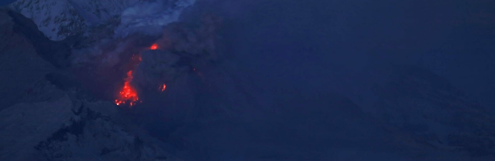 Камчатцеы призвали держаться подальше от бушующего Шивелуча