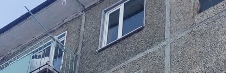 Ледяная глыба упала с крыши дома на ребенка 