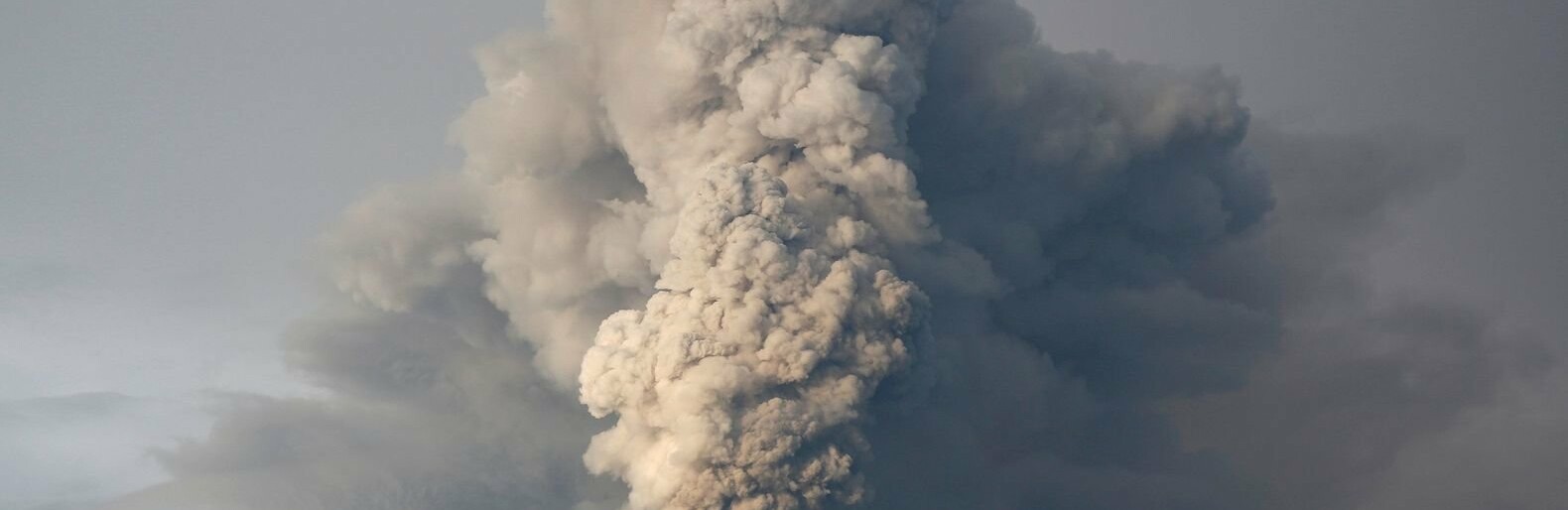 Вулкан Карымский на Камчатке выбросил второй столб пепла за сутки