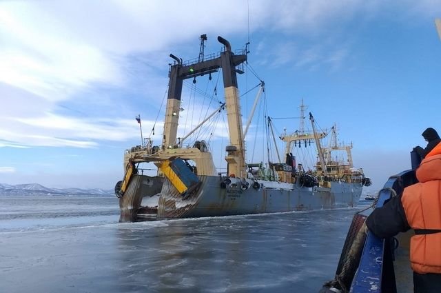 На Камчатке задержали судно, экипаж которого незаконно добыл более... На Камчатке задержали судно, экипаж которого незаконно добыл более 220 тонн минтая