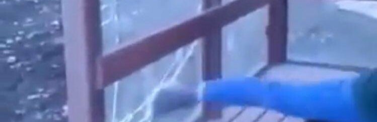 В Петропавловске школьники изуродовали автобусную остановку