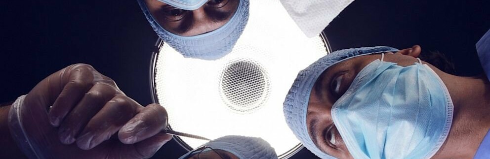 Камчатские спасатели эвакуировали с траулера мужчину с внутренним кровотечением