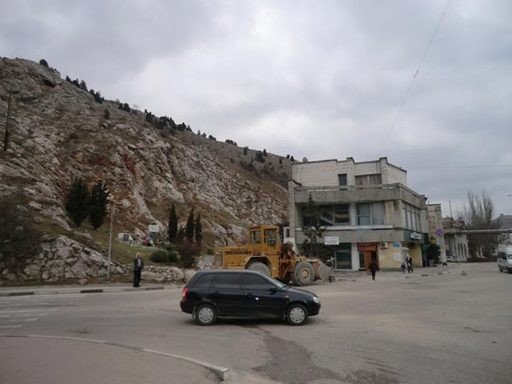 В Крыму гора рухнула на автодорогу и смяла машины, которые представляла автопродажа на РСТ, фото-1