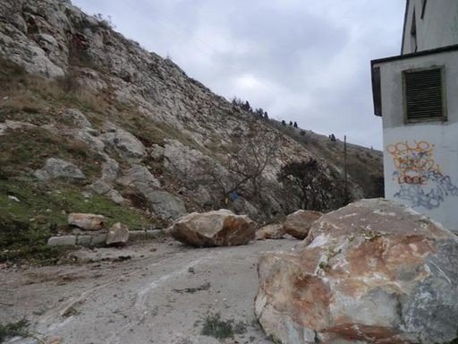 В Крыму гора рухнула на автодорогу и смяла машины, которые представляла автопродажа на РСТ, фото-2