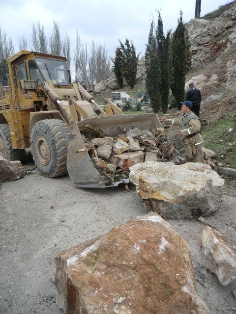 В Крыму гора рухнула на автодорогу и смяла машины, которые представляла автопродажа на РСТ, фото-3
