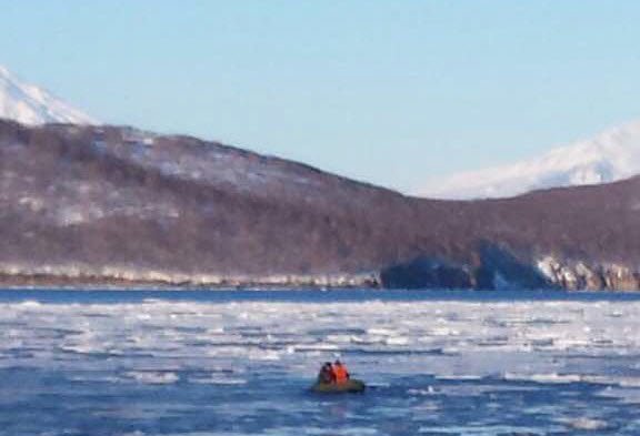 На Камчатке школьника едва не унесло на льдине в океан, фото-2