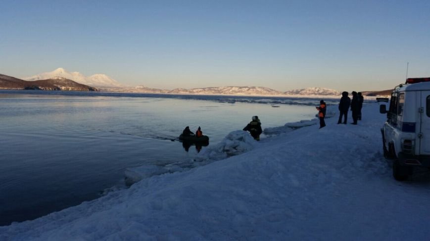 На Камчатке школьника едва не унесло на льдине в океан, фото-3