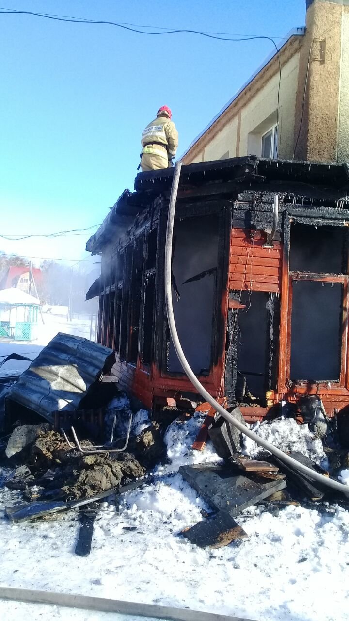 На Камчатке тушили пожар на базе отдыха «Малка», фото-1